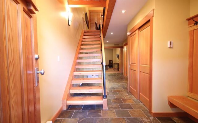 Pinnacle Ridge Chalets by Fernie Lodging Co