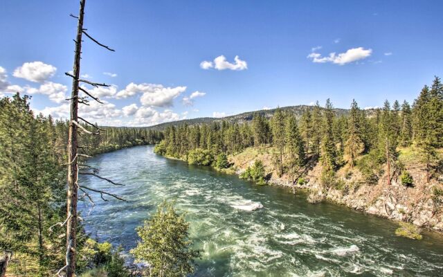 Nine Mile Falls Hideaway: Scenic Retreat on River