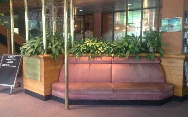 Quality Inn Charbonnier Hallmark