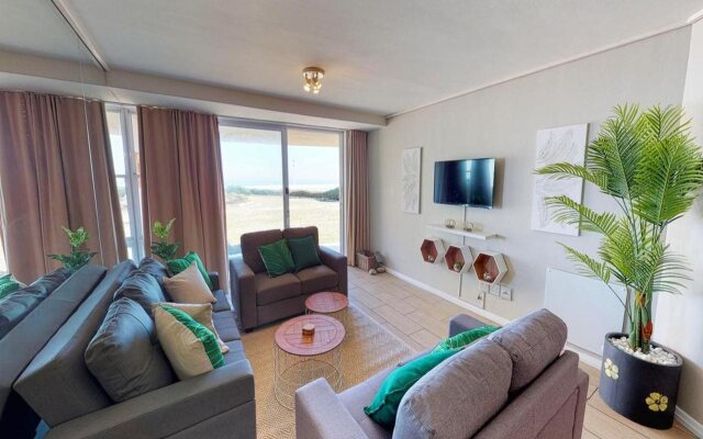 Luxury on the Beach, Lagoon Beach