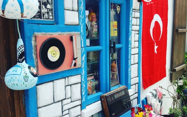 Sigacik Kaleici Pansiyon Nostalji Kafe