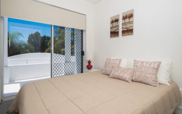Edgewater on Chevron Waterfront 5 Bedroom Deluxe House Central Surfers