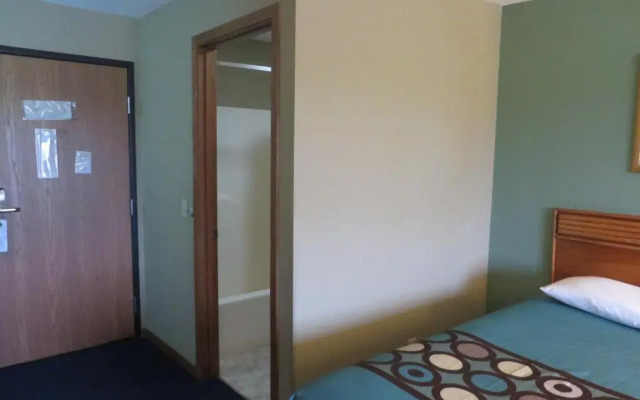 Super 8 by Wyndham Macomb