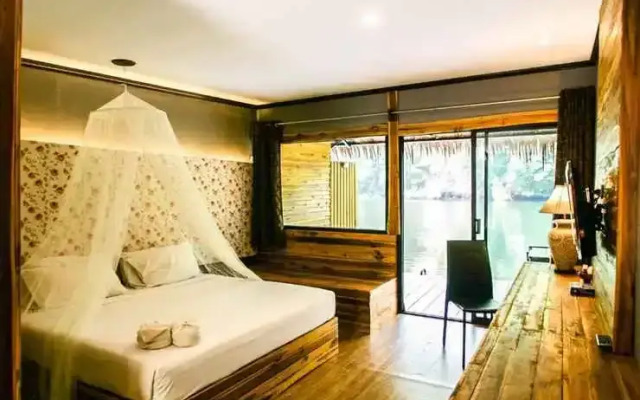 The Hub Erawan Resort