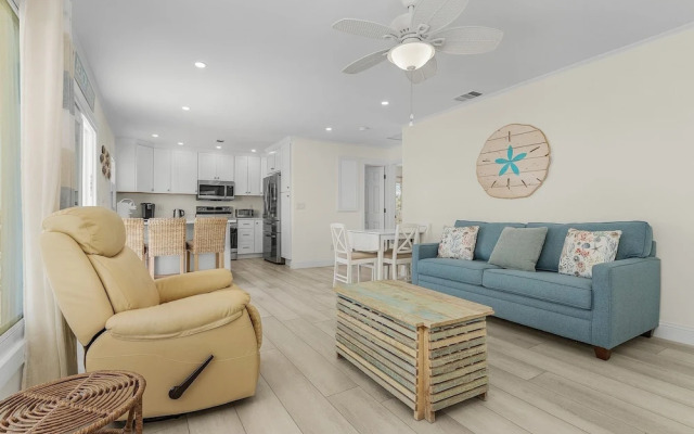 920 Bay Breeze Bungalow: Stunning Bay View Home W/ Heated Pool! 2 Bedroom Home