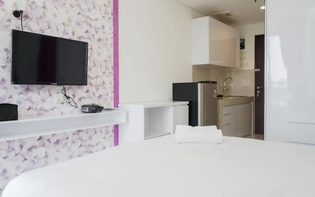 Homey Studio Apartment with Pool View at Springwood Residence