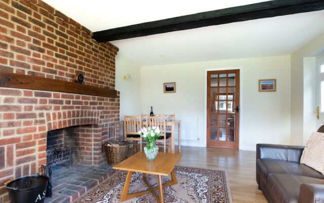 Serene Holiday Home in Hawkinge With Garden
