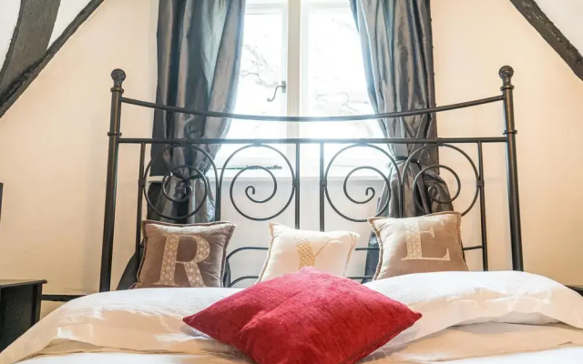 Crooked Loft - Super Central Stunning Views Sleeps 4