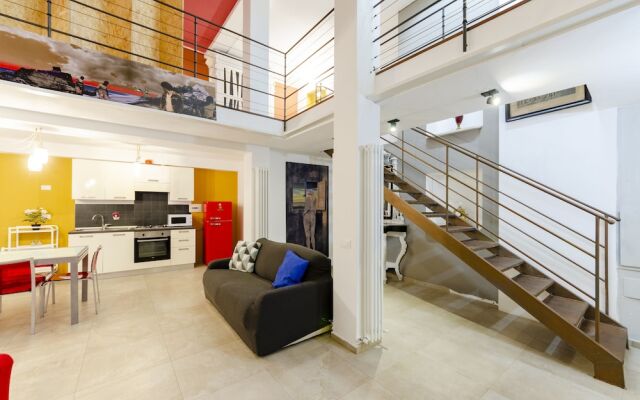 JOIVY Stylish Open-Plan Flat In Historic Centre