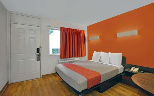 Super 8 by Wyndham Santa Clara