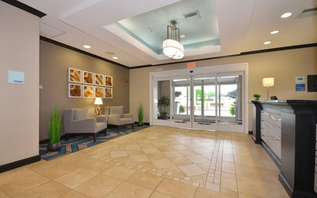 Holiday Inn Express & Suites Farmington by IHG