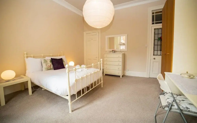 3 Bed Luxury West end Apt - Sleeps 6!
