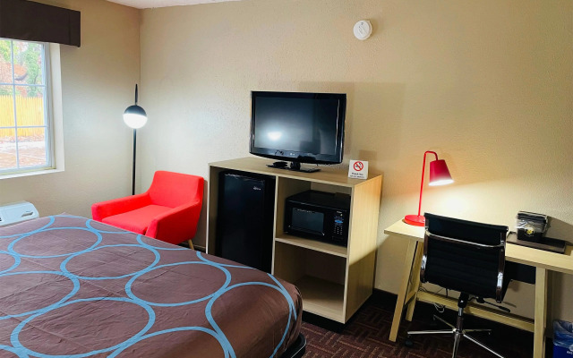 Super 8 by Wyndham Gloucester