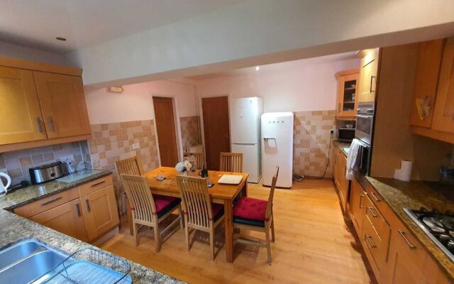 Detached 4-bed House in Leeds