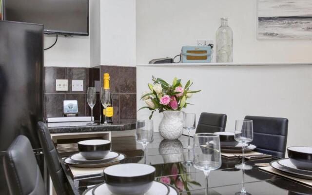 Fantastic 1BD Hideaway, 2 Minutes to the Sea