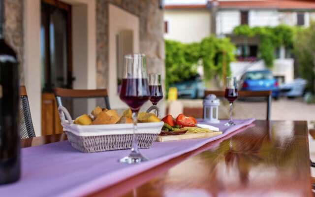 Stylish Villa in Milohnici With Private Terrace