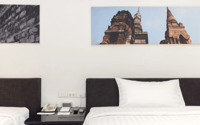 Silver Living Phrom Phong by Favstay