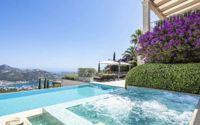Majestic Villa With Harbour Views