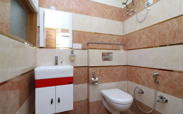 The Grand Palace by OYO Rooms