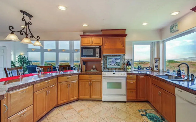 'oceanfront Castle' w/ Hot Tub & Game Room