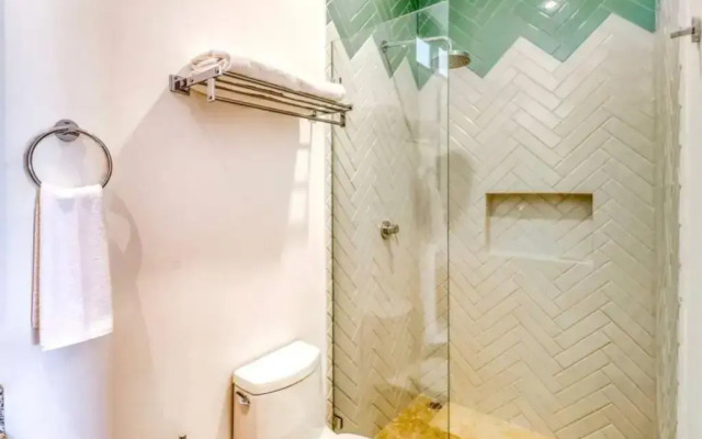 303 Amena Great Apt with Private Pool and Gym