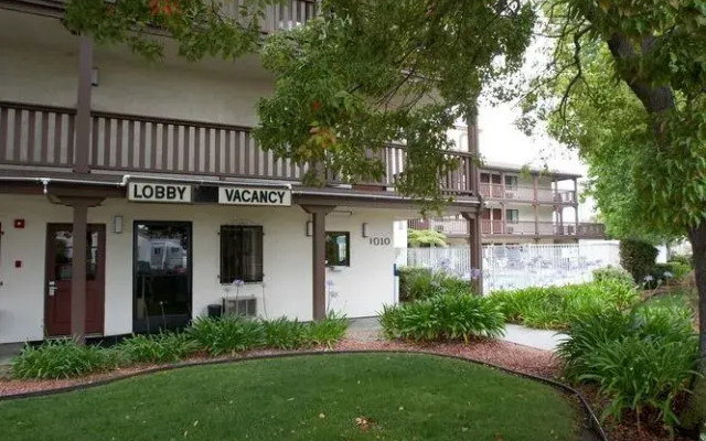 EZ8 Motel South Bay