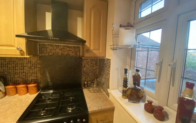 2-bed Apartment in High Wycombe Private Garden