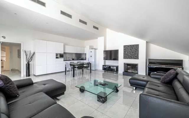Luxury Penthouse 120ma2 in the Heart of Cannes