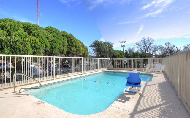 Motel 6 Kerrville, TX