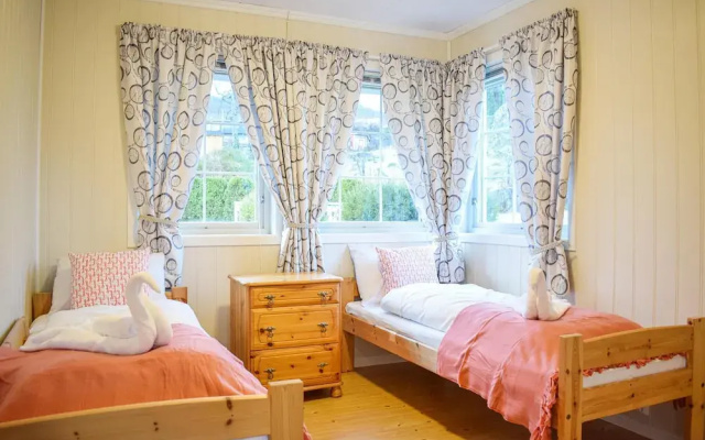 Beautiful Home in Bjoa With 4 Bedrooms and Wifi
