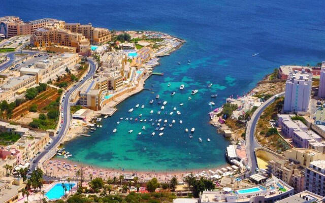 Seaside Bliss - 3BR Holiday Apartment Sliema