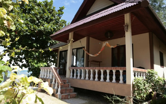Jungle Hut Bungalows & Hotel