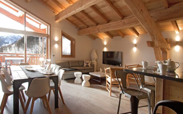 Luxury Apartment With Jacuzzi in the Heart of Huez Village