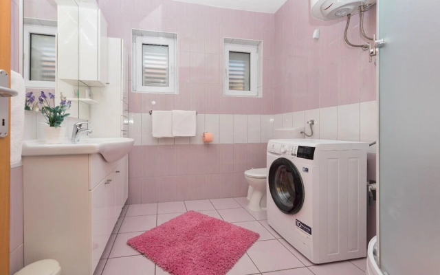 Goran - in the Center of the City - A4 Ljubičasti