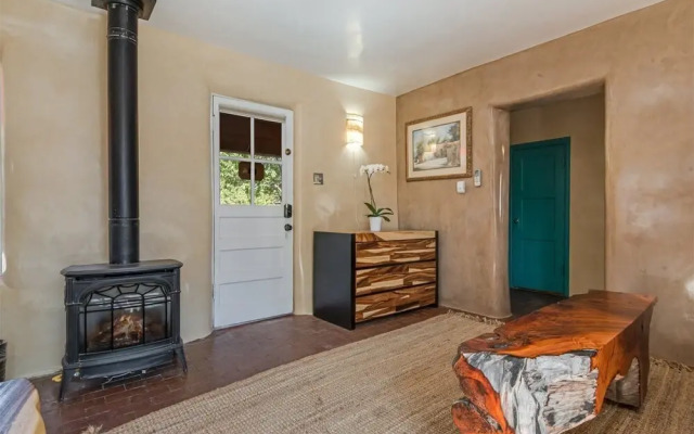 Paloma - Historic Adobe One Block To Canyon Road, Five Blocks To the Plaza, Gorgeous Furnishings, Fireplace, Hot Tub