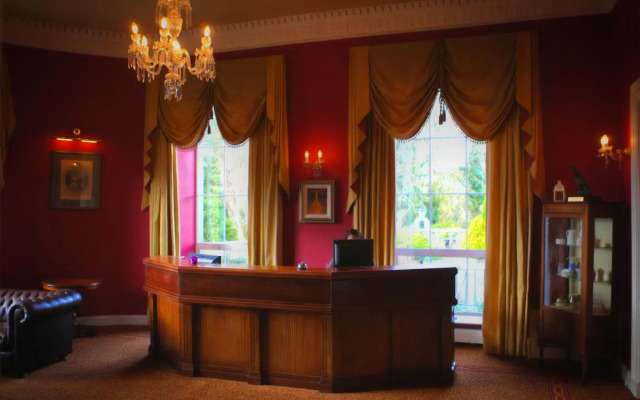 Castle Oaks House Hotel