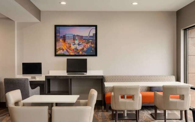 La Quinta Inn & Suites by Wyndham St Louis Route 66