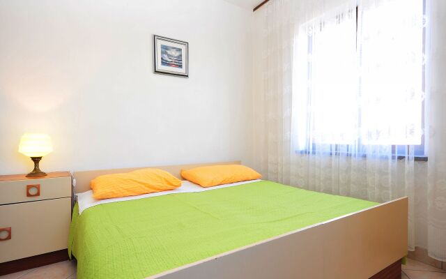 Apartment Mirko - 100m from the sea: A2 Nin, Zadar riviera