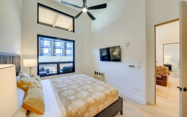Luxe Schweitzer Condo w/ Hot Tub: Ski-in/ski-out!