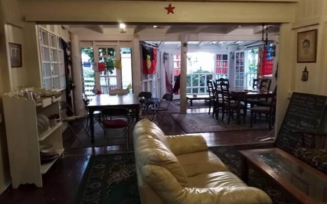 Colonial Lodge