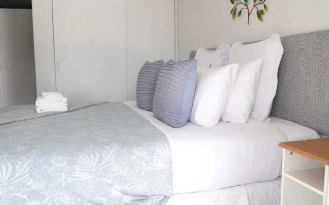 2 Bedroom Beach Frontage Apartment – Guest Rooms – Paihia