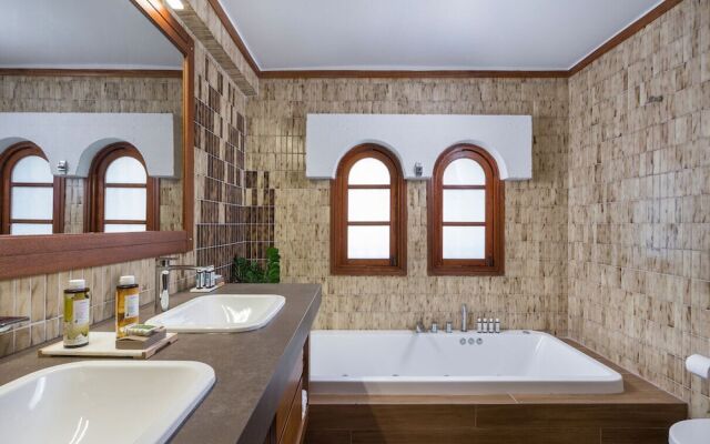 Azatis Luxury Villa