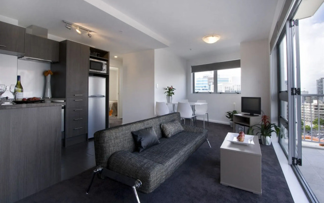 Bianco Off Queen Apartments