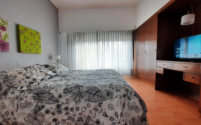 Casa c/amplio jardín, garage y parrilla.