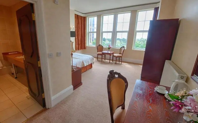 Queen s Hotel