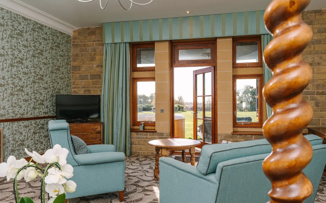 South Lodge Hotel