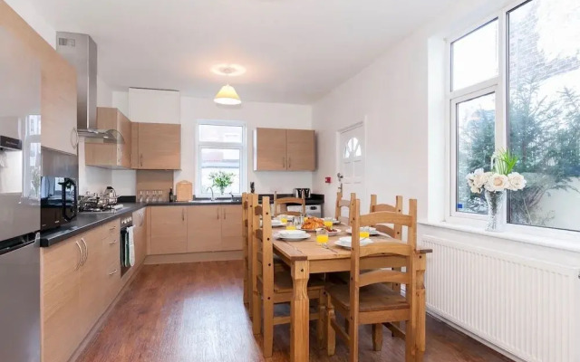 6 Bed House near Manchester
