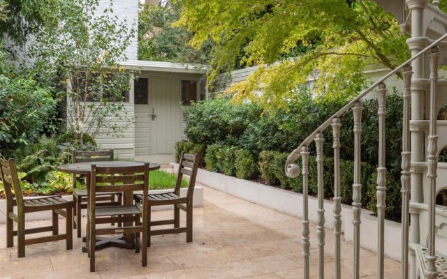 Altido Elegant 3-Bed Flat W/ Private Garden In Notting Hill