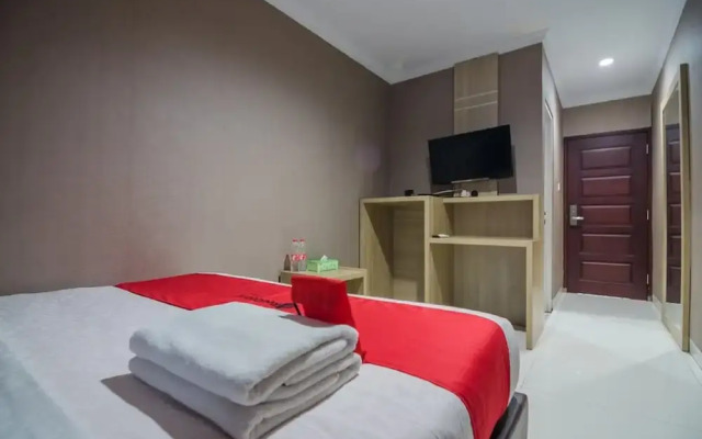RedDoorz Plus near Lippo Cikarang Mall 2