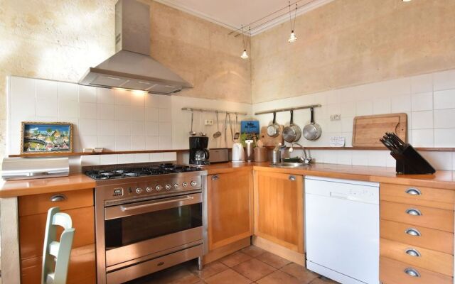 Modern Mansion in Machemont with Private Garden